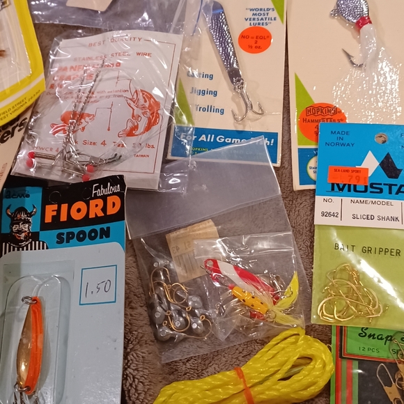 Fishing tackle and tackle box mostly new old stock many unopened lures others no - Picture 5 of 12